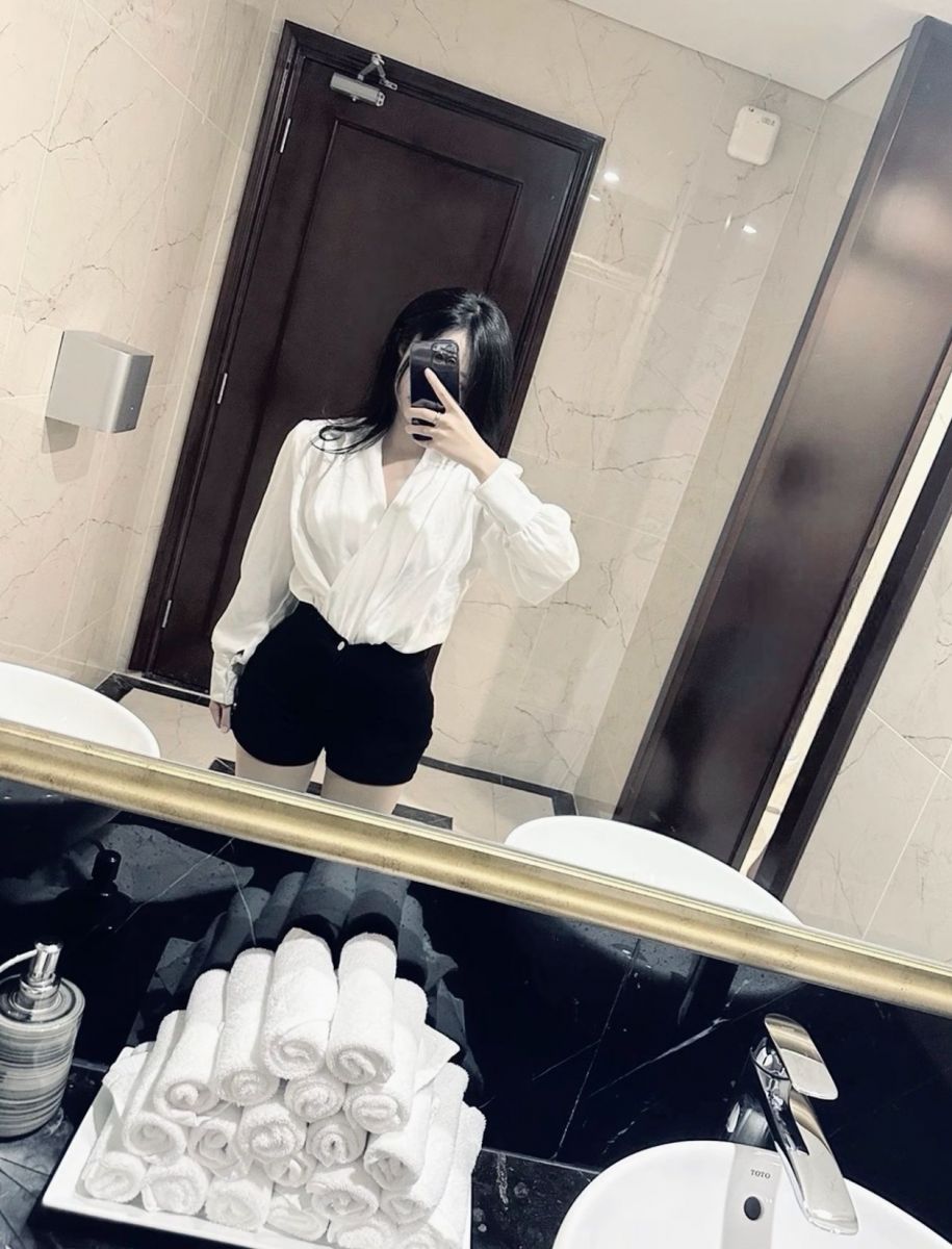 Ảnh gái mặc áo sơ mi trắng kết hợp với quần short đen