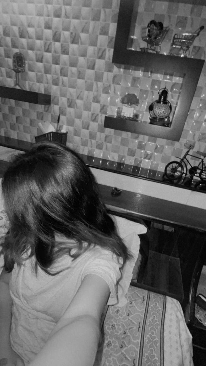 Ảnh gái tóc dài xinh đẹp trong không gian nội thất hiện đại