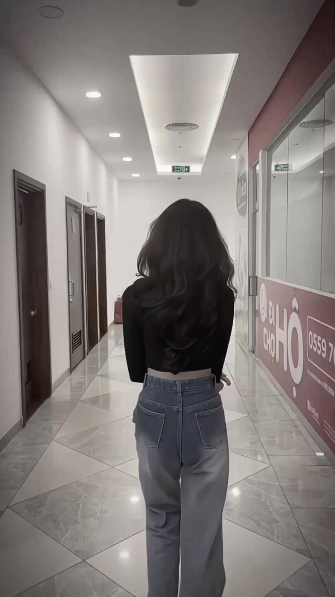 Ảnh gái trẻ mặc áo crop top đen và quần jeans dáng rộng