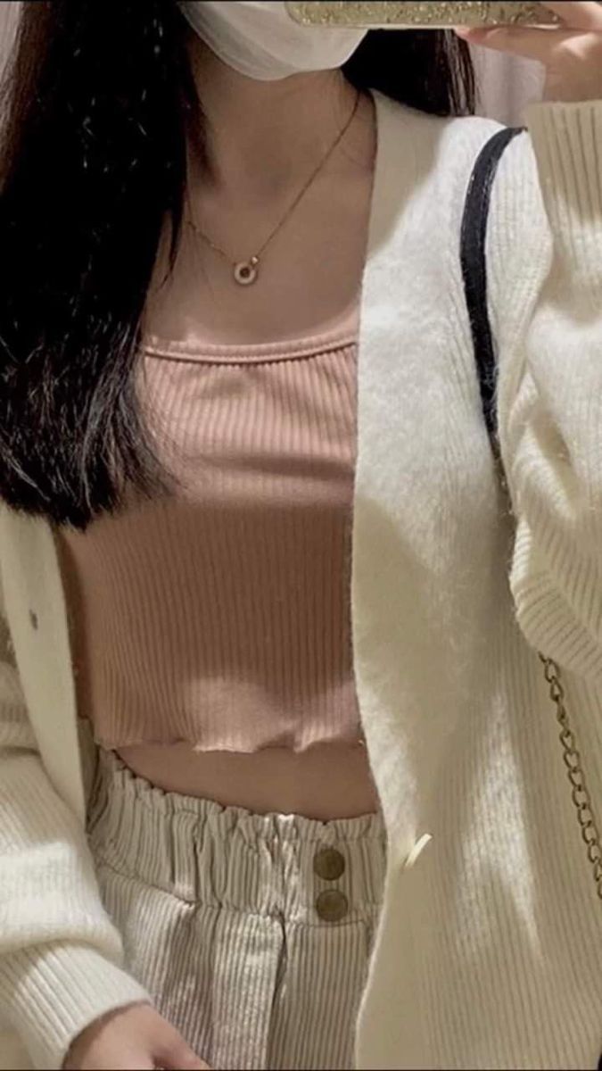 Ảnh gái trẻ mặc áo crop top hồng và áo khoác trắng