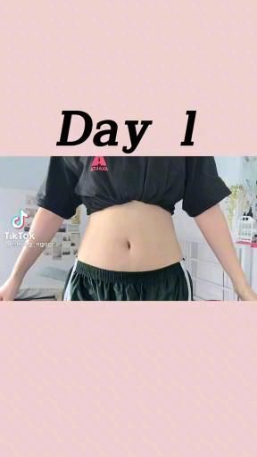 Ảnh gái trẻ mặc áo crop top và quần thể thao tự tin