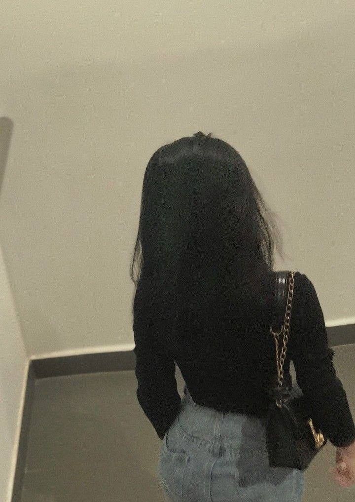 Ảnh gái trẻ mặc áo đen và quần jeans