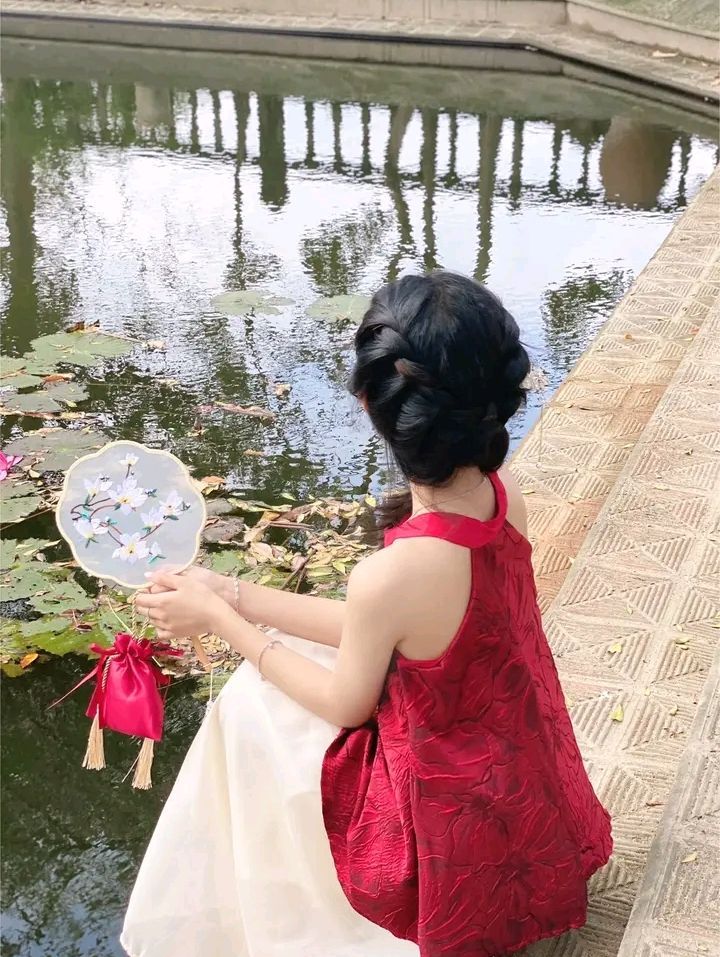 Ảnh gái trẻ mặc áo đỏ ngồi bên hồ, thả hồn ngắm cảnh