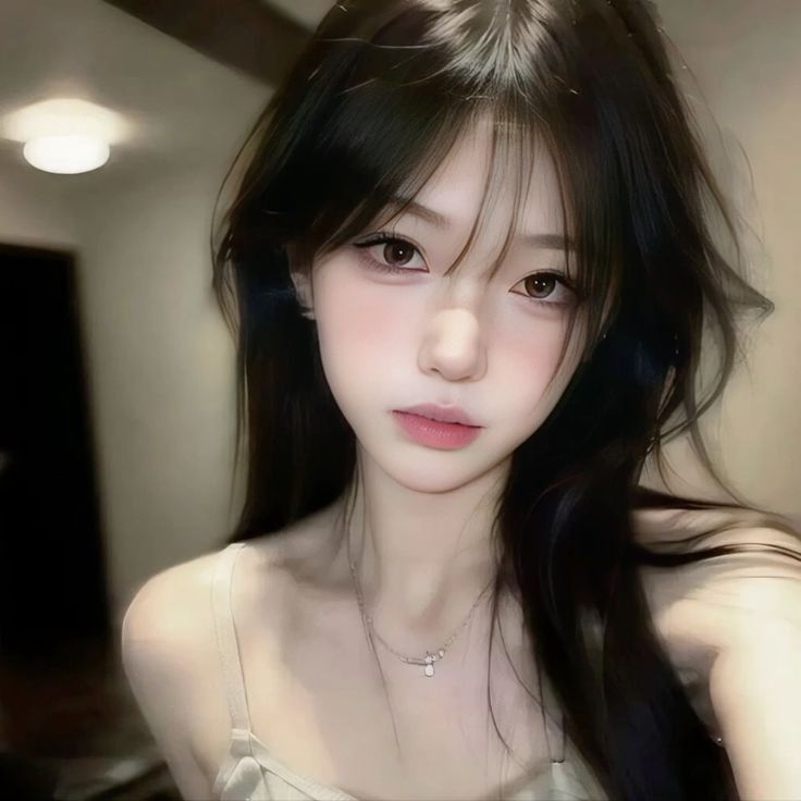 Ảnh gái trẻ mặc áo hai dây màu sáng trong không gian nhà đẹp