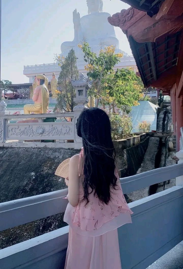 Ảnh gái trẻ mặc áo hồng giữa chốn thiền tịnh