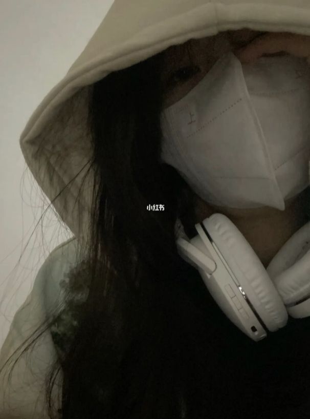 Ảnh gái trẻ mặc áo hoodie cùng khẩu trang thời thượng