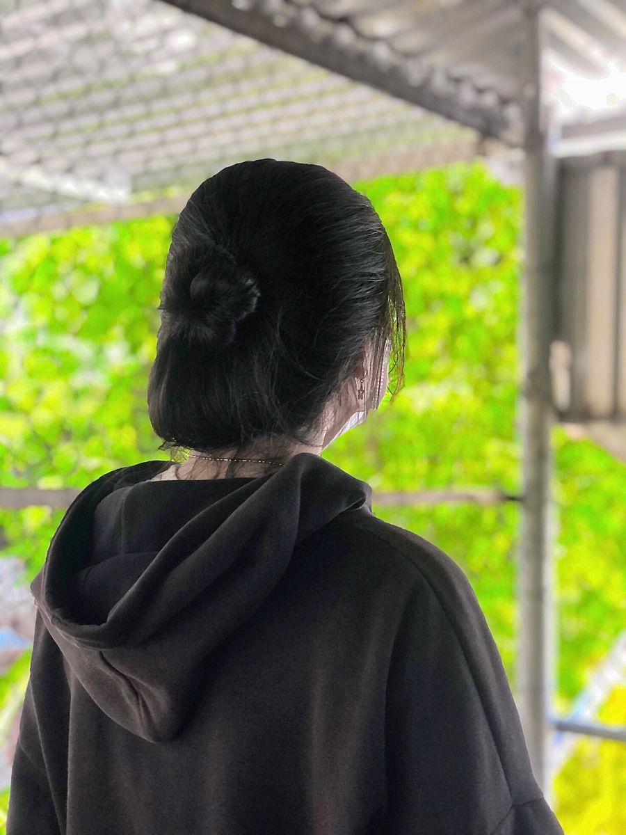 Ảnh gái trẻ mặc áo hoodie đen chụp với cảnh thiên nhiên đẹp