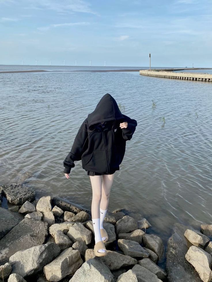 Ảnh gái trẻ mặc áo hoodie đen và quần tát trắng