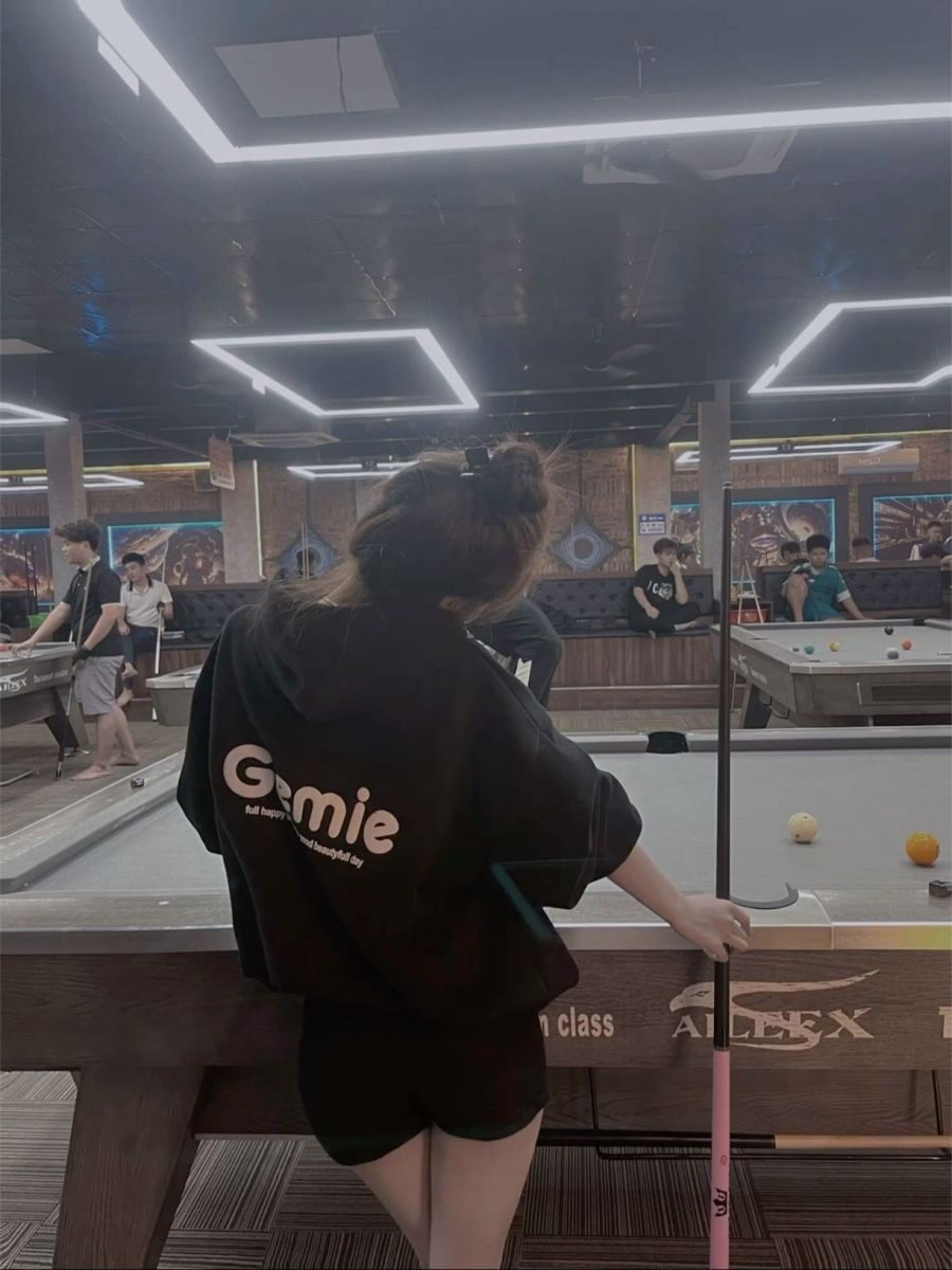 Ảnh gái trẻ mặc áo hoodie đen với quần shorts đáng yêu