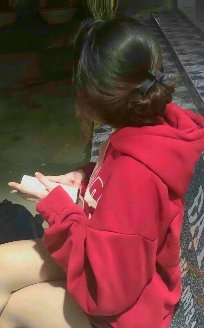 Ảnh gái trẻ mặc áo hoodie độc đáo trong không gian yên tĩnh