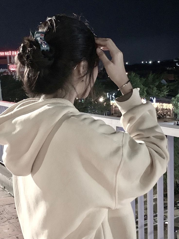 Ảnh gái trẻ mặc áo hoodie màu sáng đầy phong cách