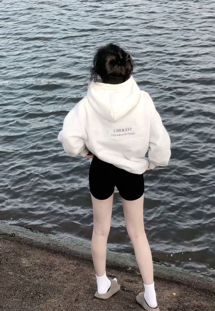 Ảnh gái trẻ mặc áo hoodie trắng và quần shorts đen
