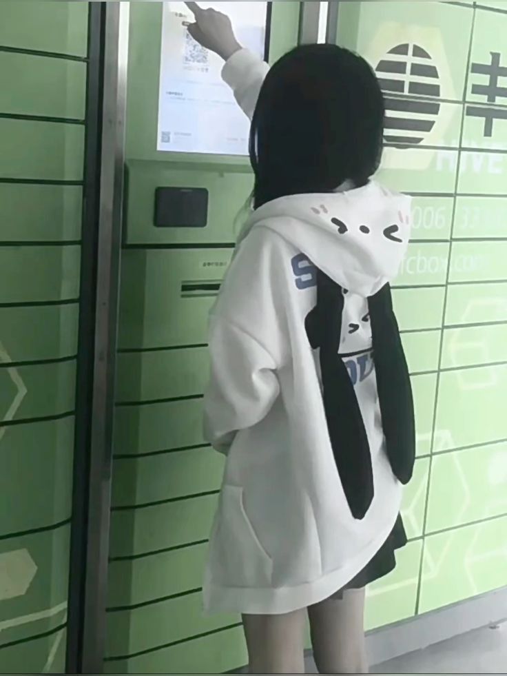 Ảnh gái trẻ mặc áo hoodie trắng với mũ hình gấu đáng yêu