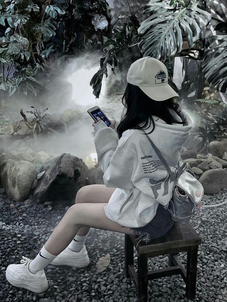 Ảnh gái trẻ mặc áo hoodie và quần shorts trong không gian mở
