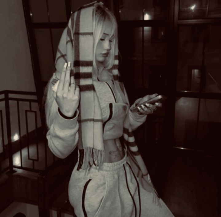 Ảnh gái trẻ mặc áo hoodie và quần thể thao đẹp mắt