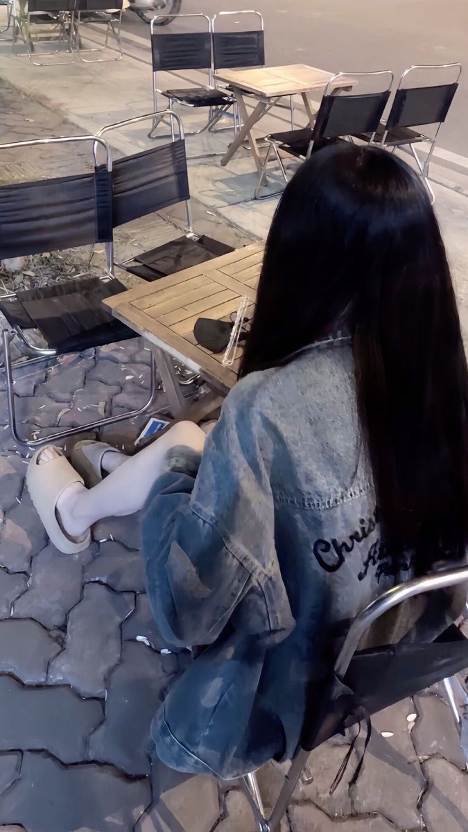 Ảnh gái trẻ mặc áo khoác denim và quần ngắn đẹp