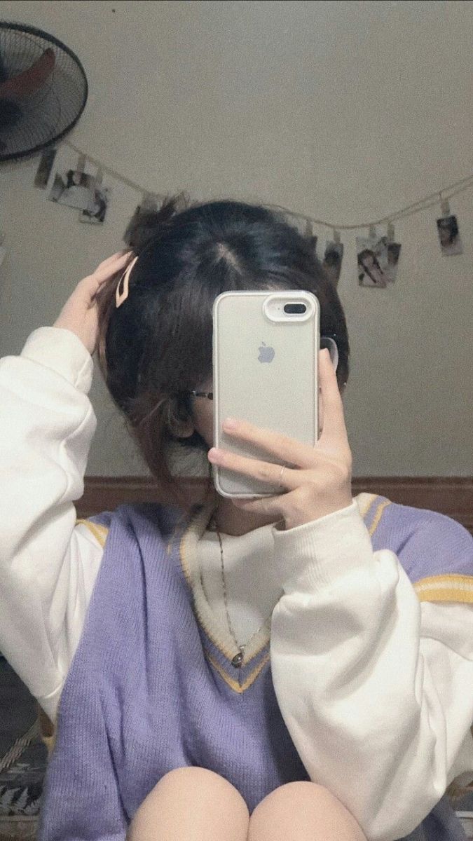 Ảnh gái trẻ mặc áo khoác hoodie trắng và áo vest tím tạo dáng chụp selfie