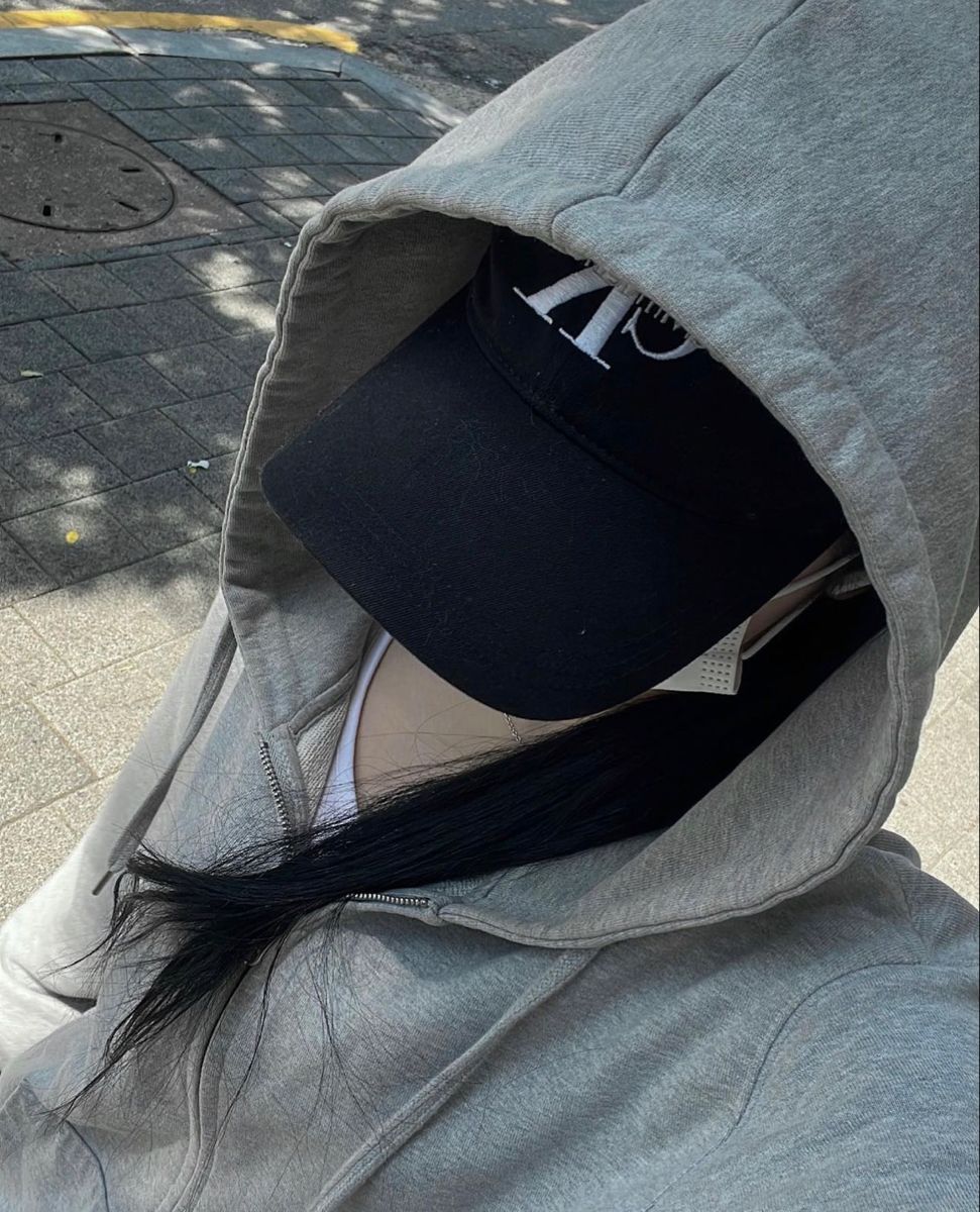 Ảnh gái trẻ mặc áo khoác hoodie xám sành điệu