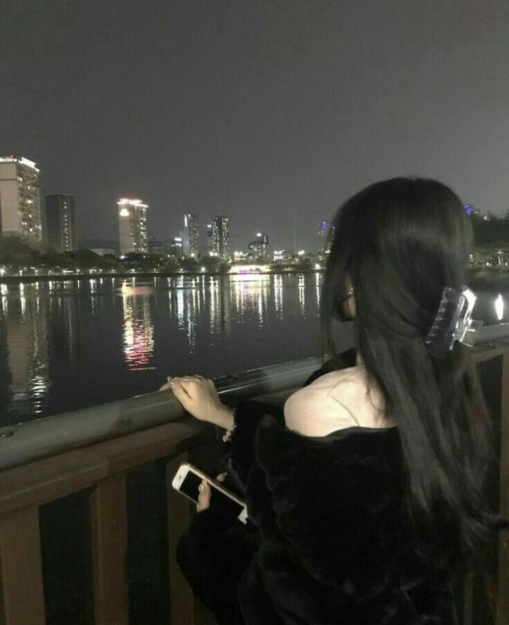 Ảnh gái trẻ mặc áo khoác lông màu đen bên bờ hồ đẹp lung linh