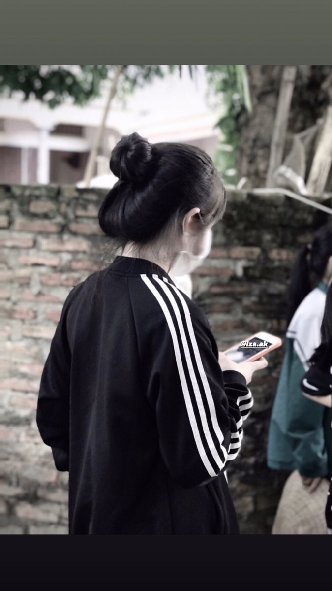 Ảnh gái trẻ mặc áo khoác thể thao đen có sọc trắng
