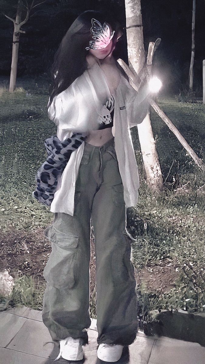 Ảnh gái trẻ mặc áo khoác trắng và áo croptop đen