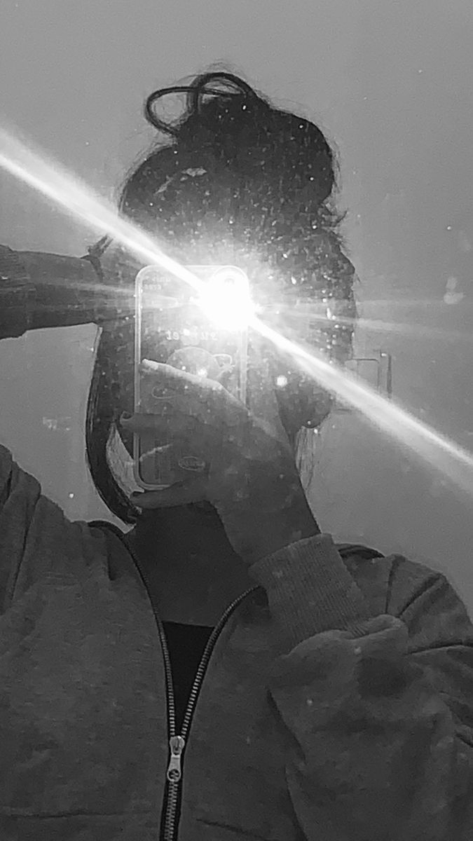 Ảnh gái trẻ mặc áo khoác xám chụp selfie trong gương