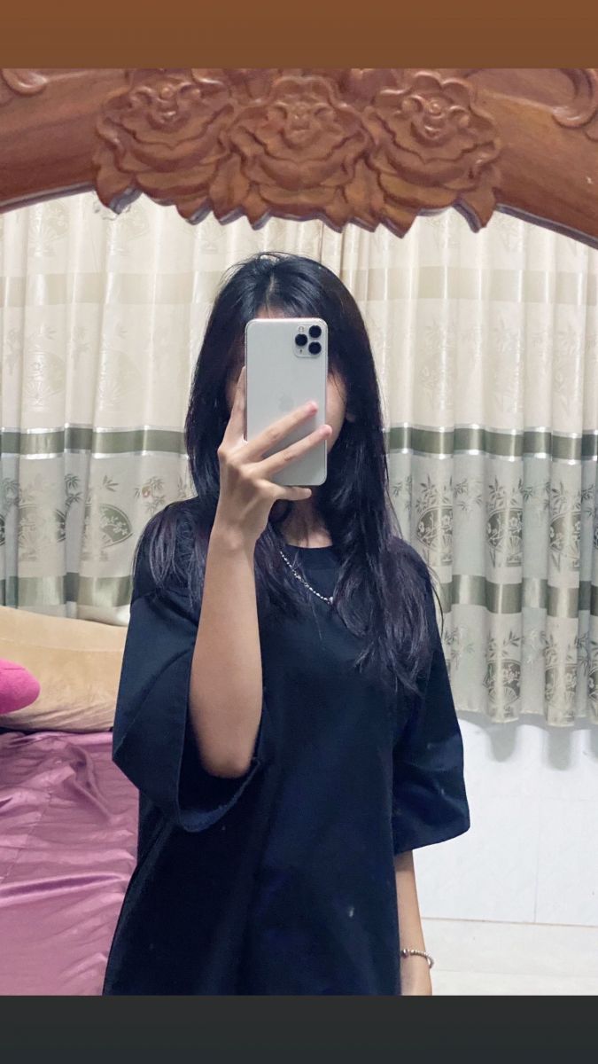 Ảnh gái trẻ mặc áo phông đen chụp selfie trong phòng đẹp