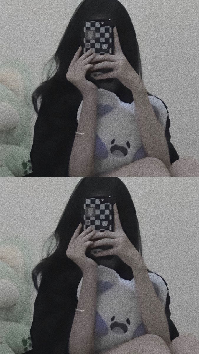Ảnh gái trẻ mặc áo phông đen trắng chụp selfie trên giường