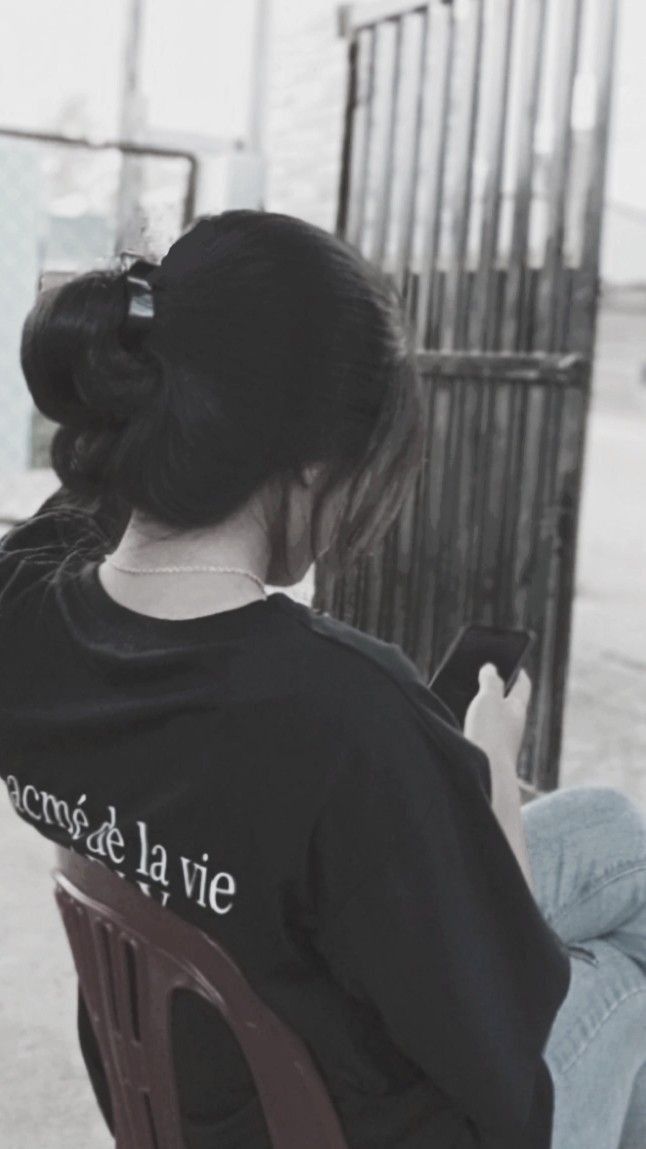 Ảnh gái trẻ mặc áo phông đen và quần jeans