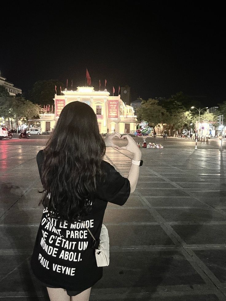 Ảnh gái trẻ mặc áo phông oversized tại quang trường