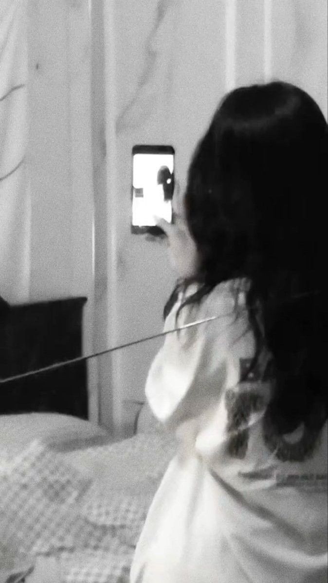Ảnh gái trẻ mặc áo phông rộng chụp selfie vui nhộn