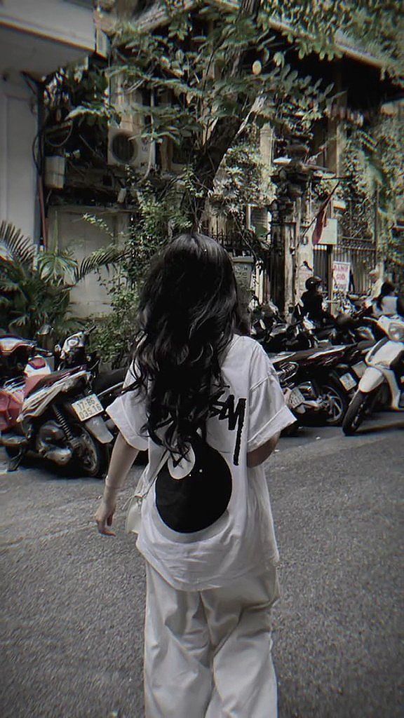 Ảnh gái trẻ mặc áo phông trắng rộng