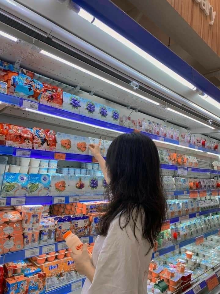 Ảnh gái trẻ mặc áo phông trắng trong siêu thị