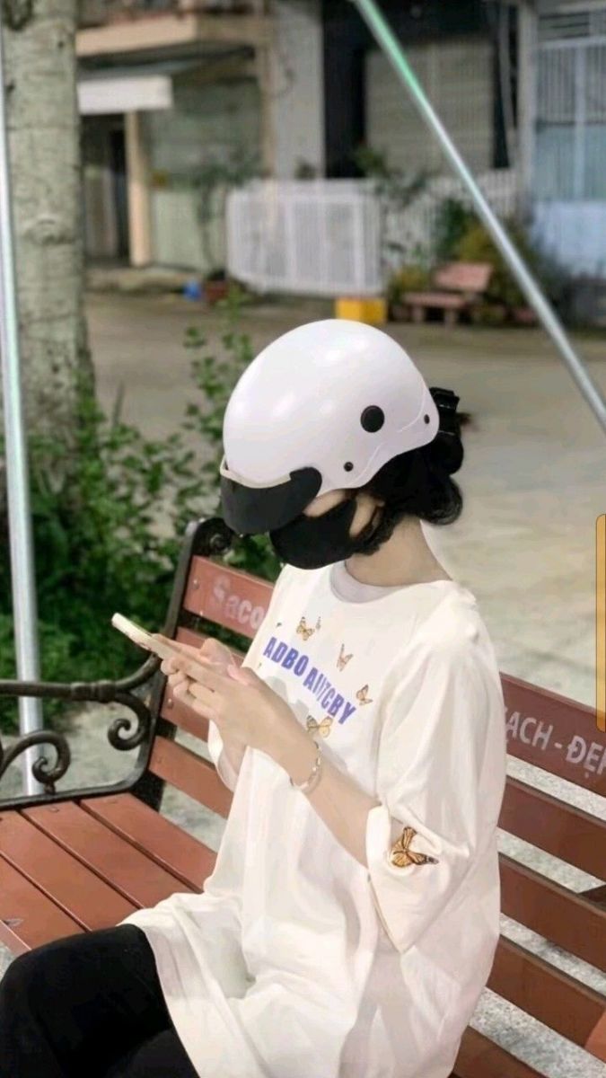 Ảnh gái trẻ mặc áo phông trắng và quần đen