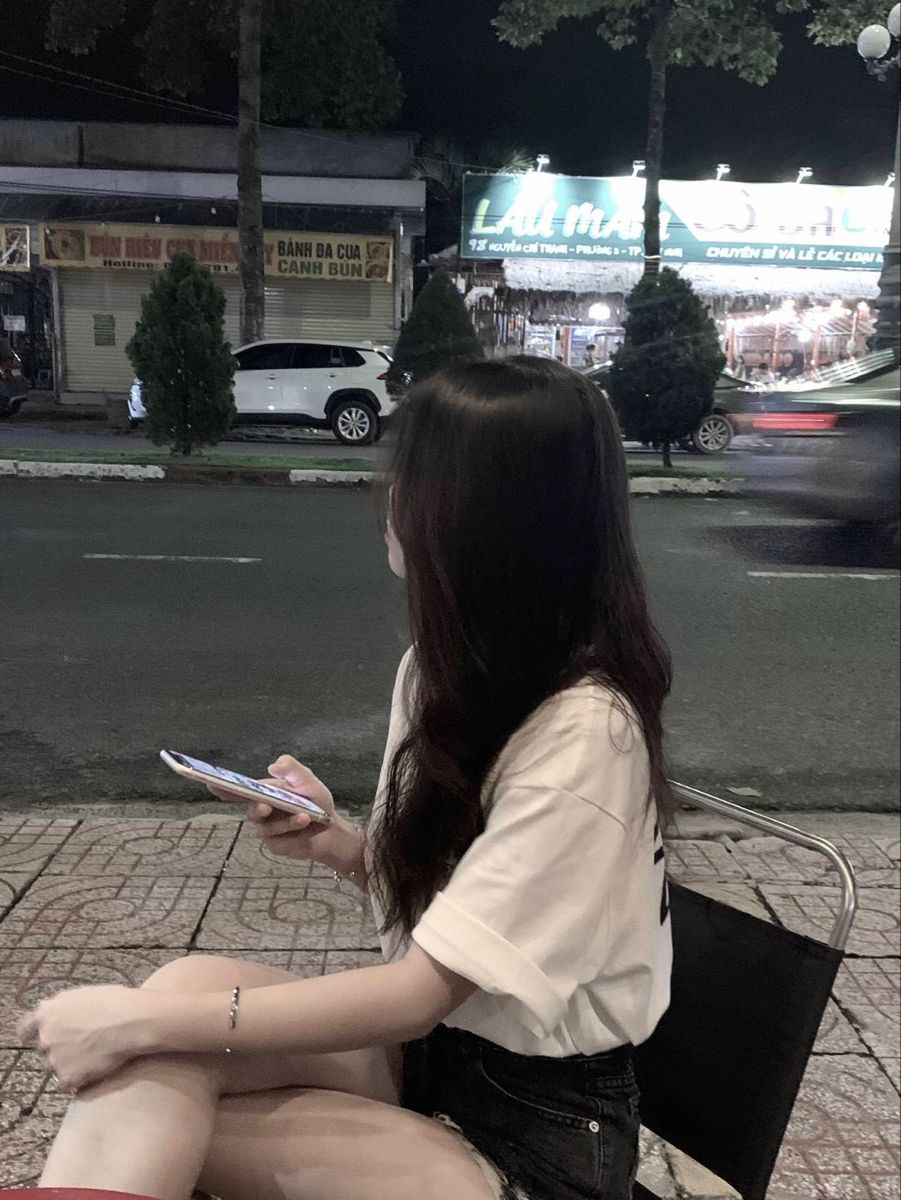Ảnh gái trẻ mặc áo phông trắng và short jeans