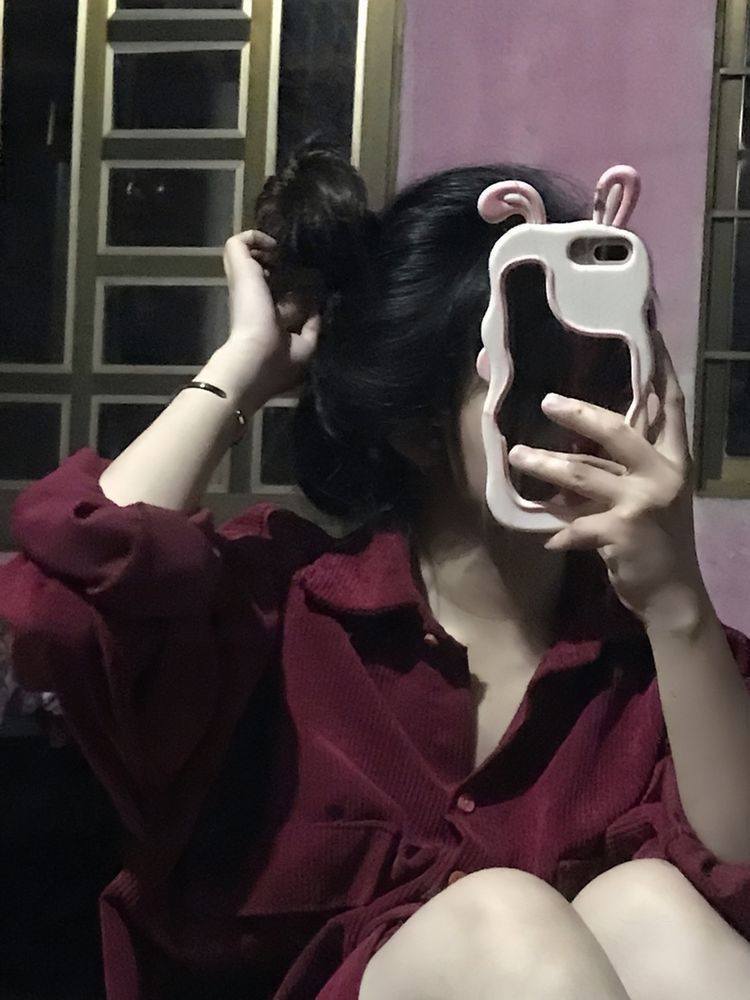 Ảnh gái trẻ mặc áo sơ mi đỏ chụp selfie trong phòng tối
