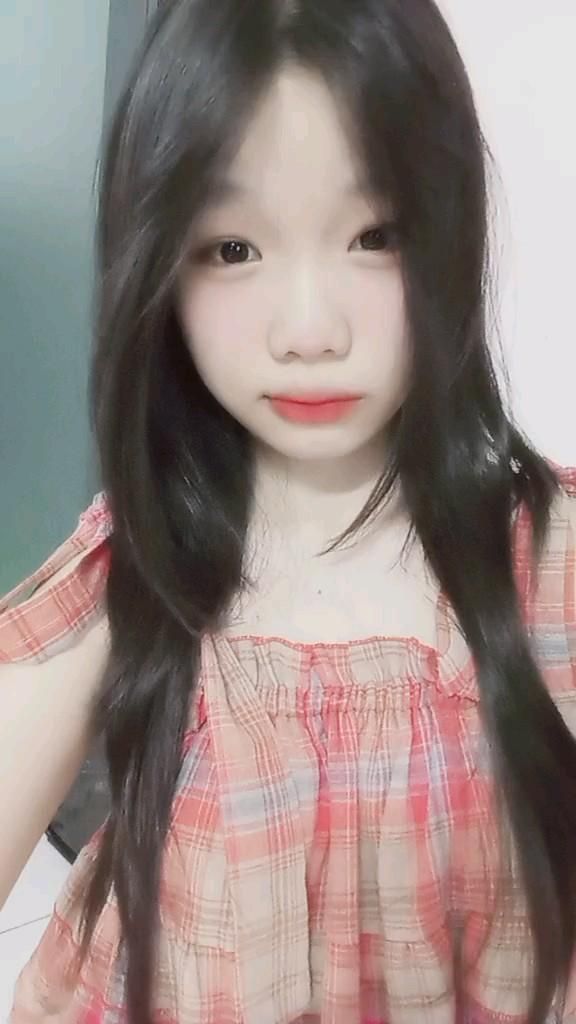 Ảnh gái trẻ mặc áo sơ mi hoa tiết kẻ sọc màu hồng