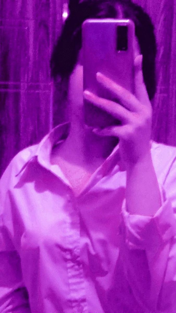 Ảnh gái trẻ mặc áo sơ mi trắng chụp selfie trong phòng tắm