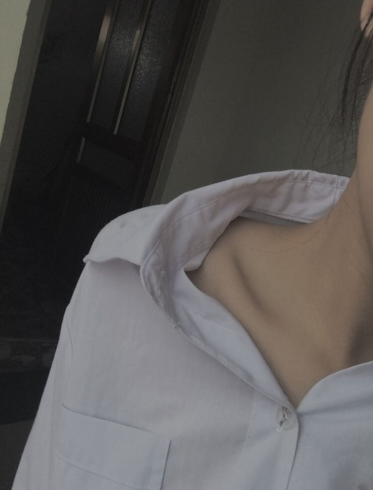 Ảnh gái trẻ mặc áo sơ mi trắng ngồi trong nhà