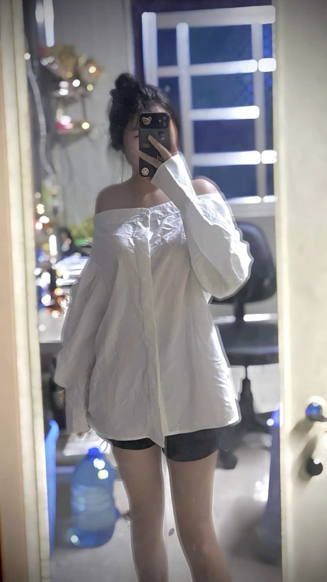 Ảnh gái trẻ mặc áo sơ mi trắng oversize