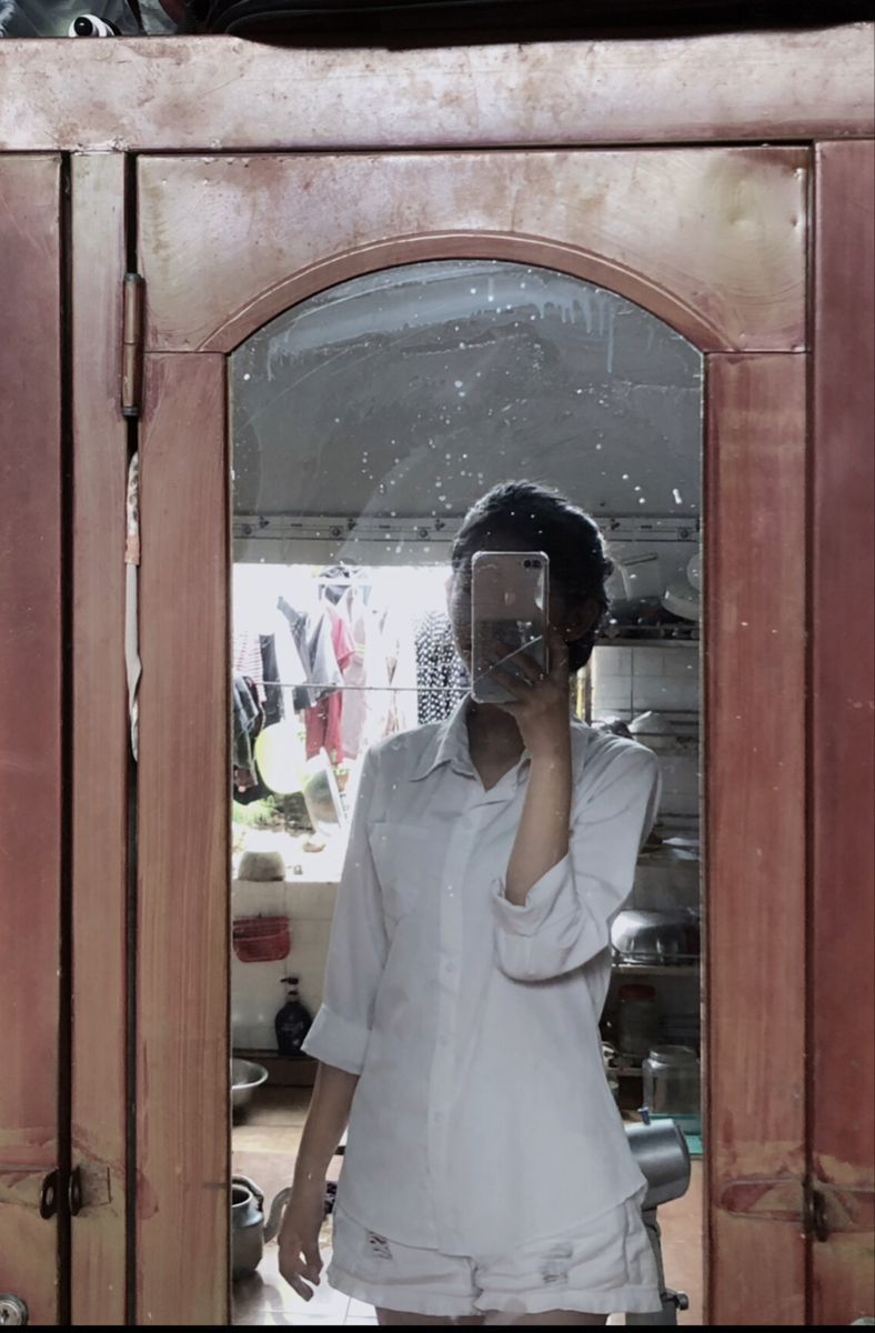 Ảnh gái trẻ mặc áo sơ mi trắng và quần shorts