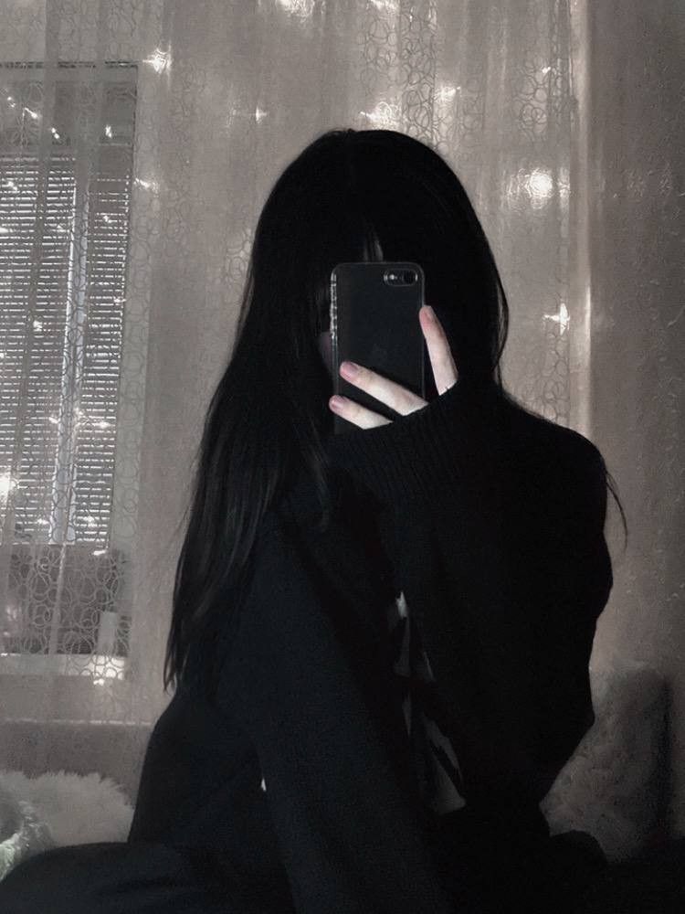 Ảnh gái trẻ mặc áo sweater đen chụp ảnh selfie trong phòng sáng