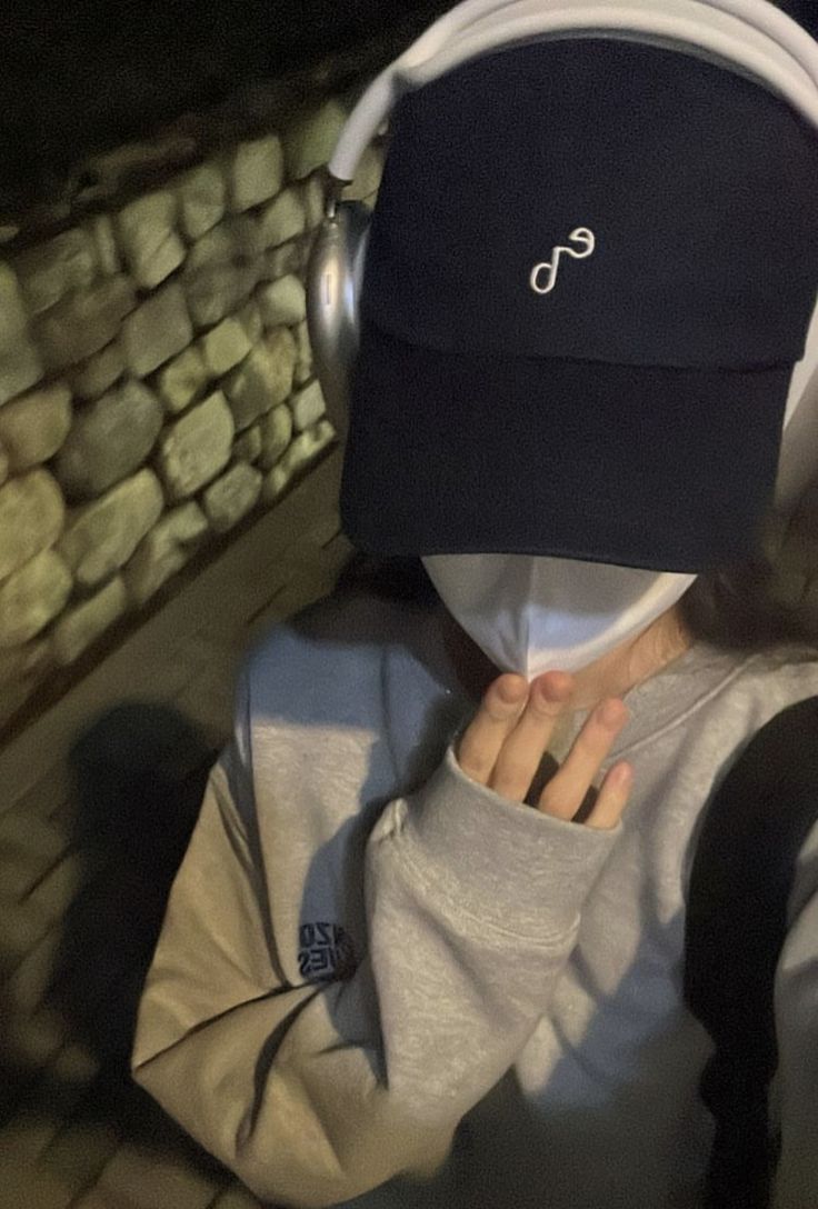 Ảnh gái trẻ mặc áo sweatshirt màu xám, đội mũ lưỡi trai