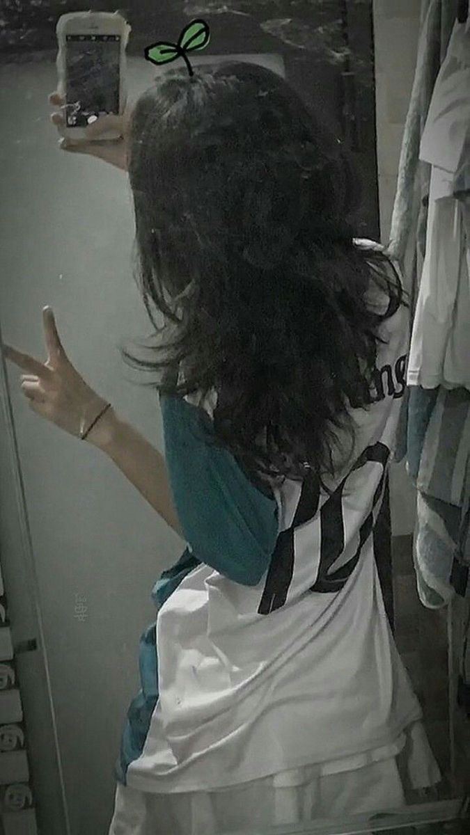 Ảnh gái trẻ mặc áo thun thể thao chụp selfie trong phòng tắm