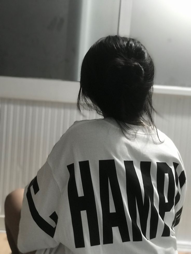Ảnh gái trẻ mặc áo thun trắng trong phòng sáng