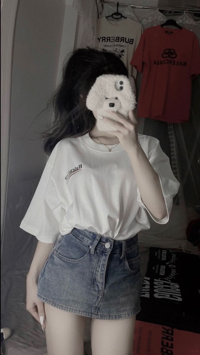 Ảnh gái trẻ mặc áo thun trắng và chân váy jeans ngắn