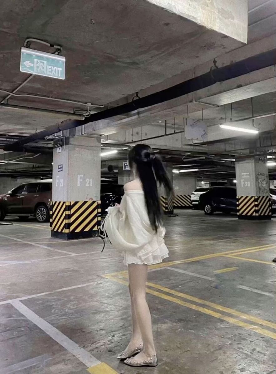 Ảnh gái trẻ mặc áo trắng lệch vai cùng chân váy ngắn