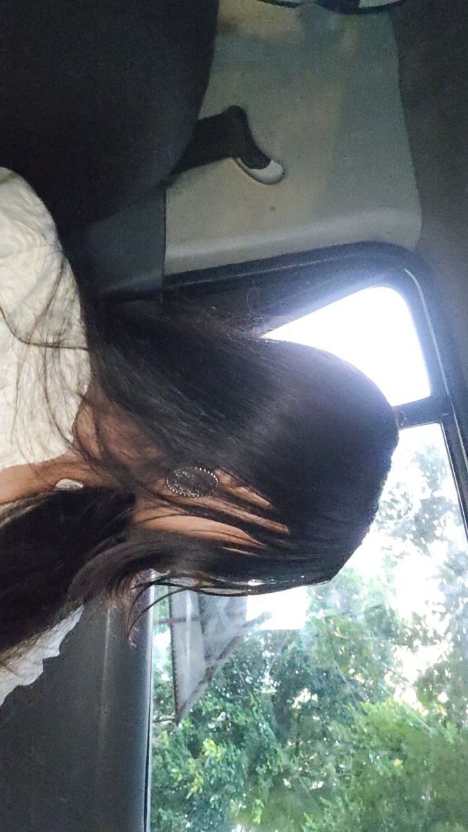 Ảnh gái trẻ mặc áo trắng ngồi trên xe nhìn ra ngoài