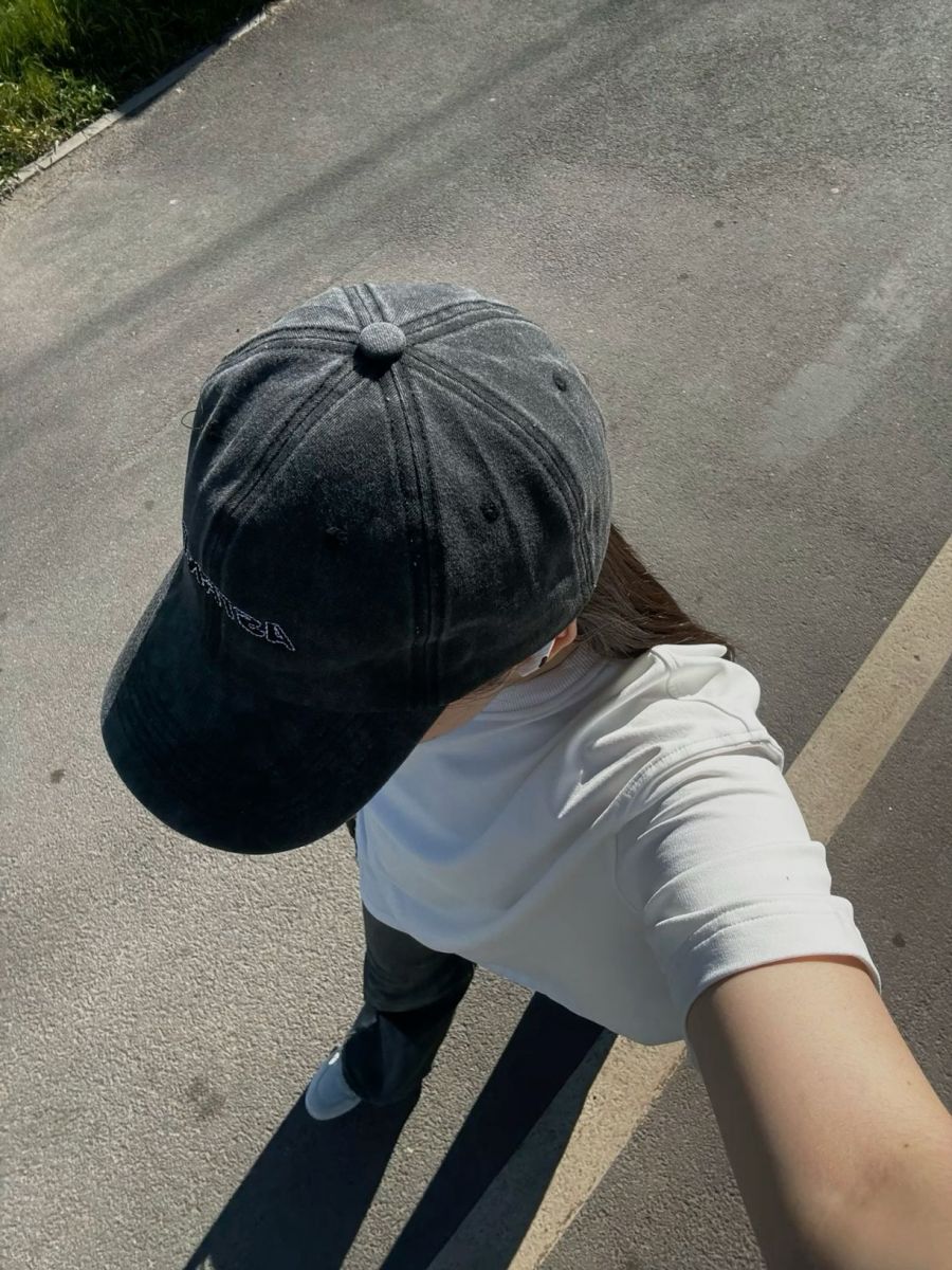 Ảnh gái trẻ mặc áo trắng quần đen chụp selfie đầy phong cách