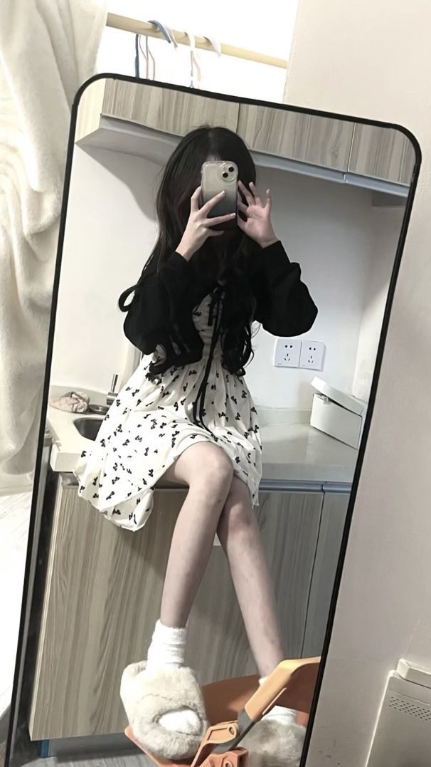 Ảnh gái trẻ mặc đầm trắng hoa nổi bật chụp selfie
